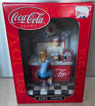 3154-1 € 17,50 coca cola mini klok man en kind bij bar.jpeg